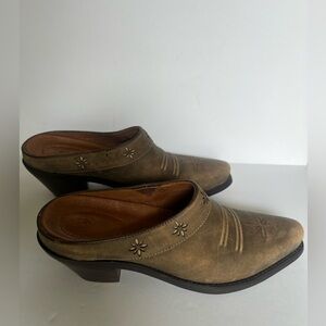 ARIAT Desert Star Womens Western Mules US 6.5 B Tan Gray Distress Leather Shoes